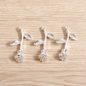 Drie verzilverde zinklegering roosvormige bedeltjes voor DIY sieraden maken op hout