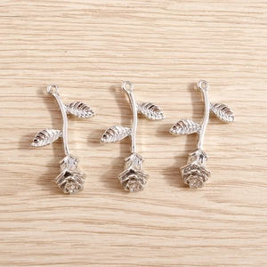 Drie verzilverde zinklegering rozenhangers voor DIY sieraden met blad details design
