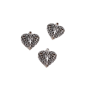 Drei Vintage hohle Herz-Schmetterling-Anhänger aus Legierung in Altsilber für DIY-Schmuck