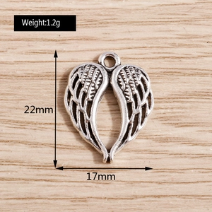 Détail du pendentif ailes d'ange vintage, dimensions précises 22mm par 17mm