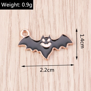 Detailweergave van Halloween vleermuisbedeltjes met afmetingen 1.4cm x 2.2cm en 0.9g gewicht