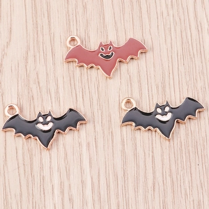 Halloween vleermuis hangers in bordeaux en zwart voor DIY sieraden maken