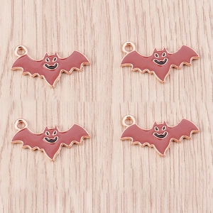 Detail van rode emaille vleermuis hangers met roségouden legering plating voor Halloween
