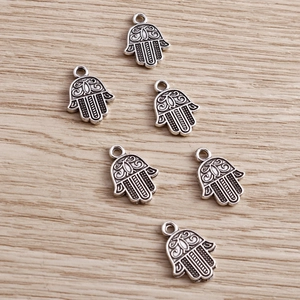 Ciondoli mano di Fatima retrò in argento con motivi vichinghi su fondo in legno