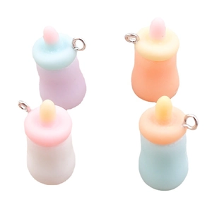 Set di quattro ciondoli colorati a forma di biberon in resina con anelli in metallo per DIY