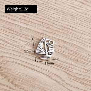 Detail van een retro zilveren zeilboot hanger met afmetingen 17x13mm en gewicht van 1,2g
