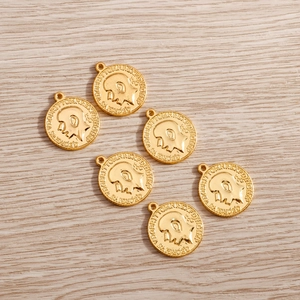 Lot de six pendentifs pièces dorés avec portraits en relief de George V en alliage