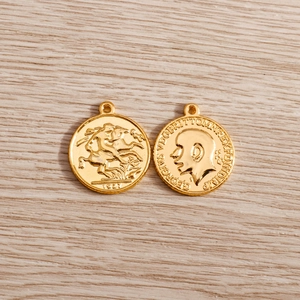Vue macro détaillée de breloques de pièces rondes dorées style vintage pour bijoux DIY