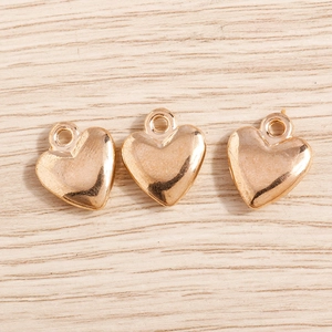 Pack of 3D gold-plated heart-shaped metal charms for DIY jewelry making on wood