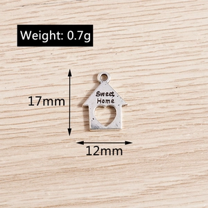 Dettaglio ciondolo a casa in lega con incisione Sweet Home e dimensioni di 17x12mm