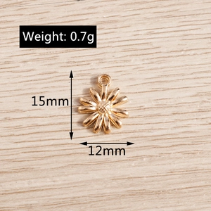 Pendentif marguerite en alliage doré pour bijoux DIY, mesurant 15mm par 12mm