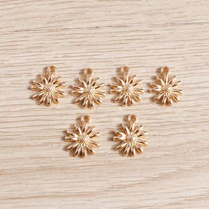 Pendentifs marguerites en alliage avec plaquage doré et boucle pour projets de bijoux DIY