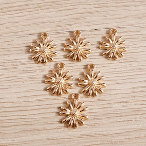 Lot de six pendentifs marguerites dorés en alliage pour création de bijoux DIY