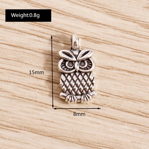 Dettaglio del ciondolo a forma di gufo vintage con finitura argento e dimensioni