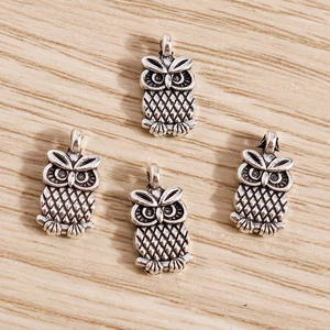Set di quattro ciondoli a forma di gufo in argento antico per gioielli fai da te