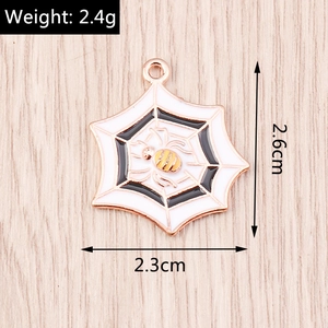 Vue détaillée du pendentif toile d'araignée avec motif abeille et bords en or rose