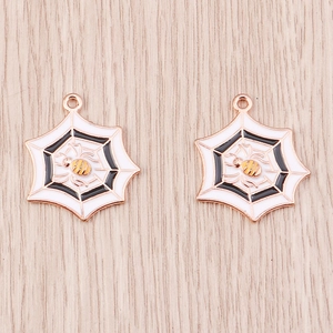 Vue détaillée des pendentifs toile d'araignée hexagonaux émaillés pour bijoux DIY