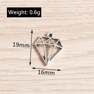 Détail d'un pendentif géométrique ajouré montrant les dimensions de 19mm sur 16mm