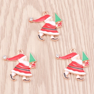 Trois pendentifs Père Noël en métal émaillé rouge avec sapin vert pour la création de bijoux