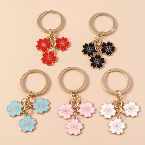 Porte-clés en Métal Doux Fleur de Cerisier Pendentif Floral en Émail Accessoire de Sac Plaqué Or pour Femmes Filles