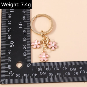 Porte-clés fleurs de cerisier en émail rose avec anneau doré et perles, mesure de poids 7,4g
