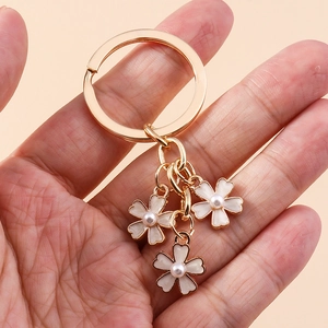 Porte-clés floral chic avec anneau doré et pendentifs fleurs en perles pour sacs