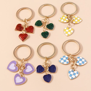 Porte-clés Double Cœur en Métal à la Mode Pendentif Cœur en Alliage Plaqué Or Émail Huile de Goutte Ornement de Sac Femme