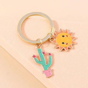 Détail d'un porte-clés en métal avec des pendentifs mignons en forme de soleil et cactus