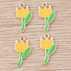 Dettaglio di ciondoli a tulipano in lega con petali gialli, foglie verdi e viso sorridente