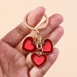 Porte-clés minimaliste avec pendentifs en forme de cœur rouge et émail doré double couche