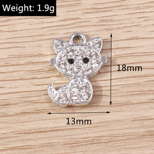 Détail d'un pendentif chat en alliage avec strass blancs et boucle de suspension supérieure