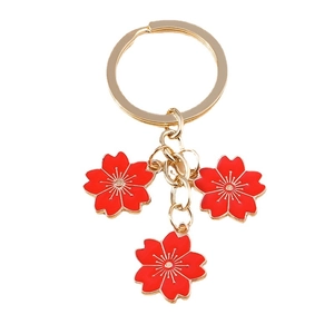Porte-clés minimaliste fleurs de cerisier avec trois pendentifs rouges et anneau doré