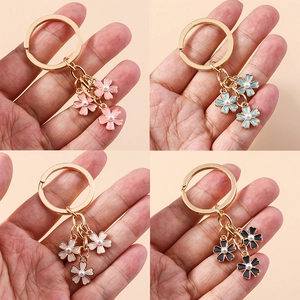 Porte-clés Doux en Émail Floral Avec Fausse Künstliche Perle Pendentif Fleur en Métal Doré pour Femme Fille Accessoire de Sac Cadeau Décoration
