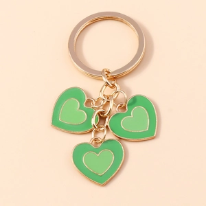 Porte-clés minimaliste à double cœur vert avec chaîne en métal doré et breloques en émail