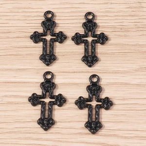 Détail de quatre pendentifs croix gothiques en alliage noir pour création de bijoux
