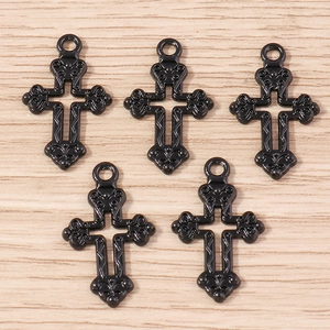 Détails de cinq pendentifs croix gothiques noires avec gravures ornementales fines