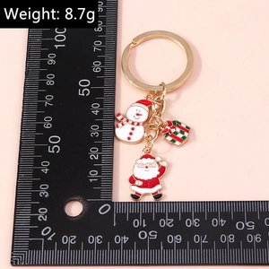 Dettaglio dei portachiavi di Babbo Natale con righello e indicazione del peso di 8,7g