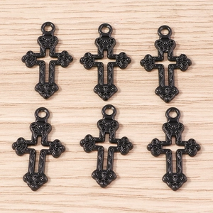 Détail de six pendentifs croix gothiques noirs évidés en alliage pour bijoux DIY