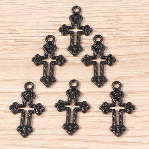 Vue détaillée des pendentifs croix gothiques noirs avec motifs ajourés pour bijoux DIY
