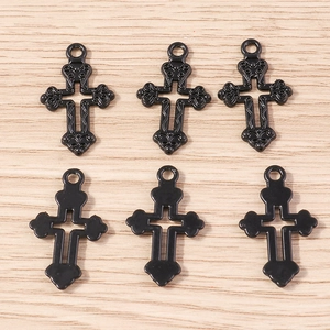 Détail de pendentifs gothiques en forme de croix noire en métal avec découpes précises
