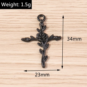 Détail d'un pendentif croix rose noire avec dimensions et informations sur le poids