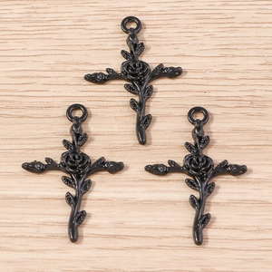 Vue détaillée de breloques croix de rose gothiques noires mates en alliage pour bijoux DIY