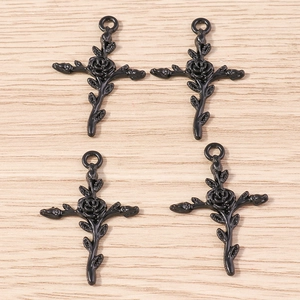 Détail de quatre pendentifs croix rose en alliage noir pour création de bijoux DIY
