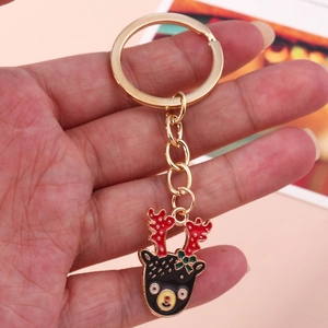 Dettaglio di un portachiavi a forma di orso natalizio con corna di renna e anello d'oro