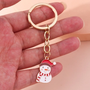 Dettaglio di un portachiavi a pupazzo di neve di Natale con smalto e anello dorato
