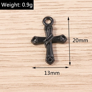 Vue détaillée du pendentif croix noire avec des dimensions de 20 mm de haut et 13 mm