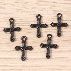 Lot de cinq pendentifs croix gothiques noires style rose sombre pour bijoux DIY