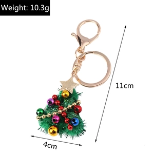 Detailed view of 11cm green felt Christmas tree keychain with weight and size specifications