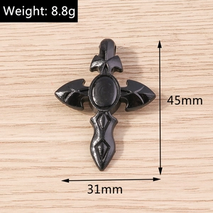 Détail d'un pendentif croix gothique noire avec pierre ovale, dimensions de 45 mm x 31 mm