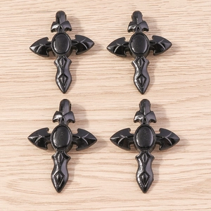 Vue macro de pendentifs croix rose noire gothique en alliage avec sculpture vintage